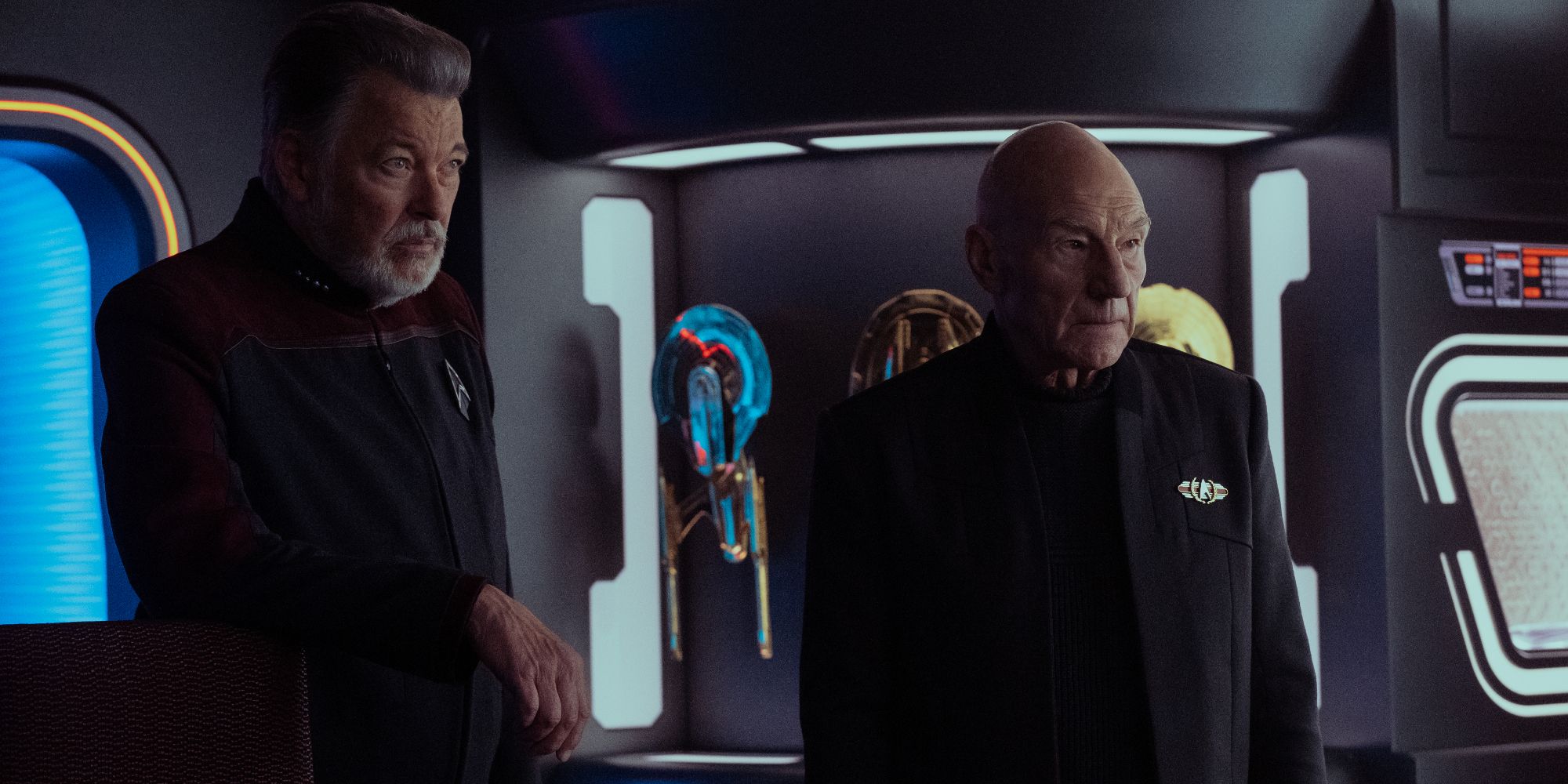 Jonathan Frakes como Riker e Patrick Stewart como Jean-Luc Picard na terceira temporada de Star Trek Picard