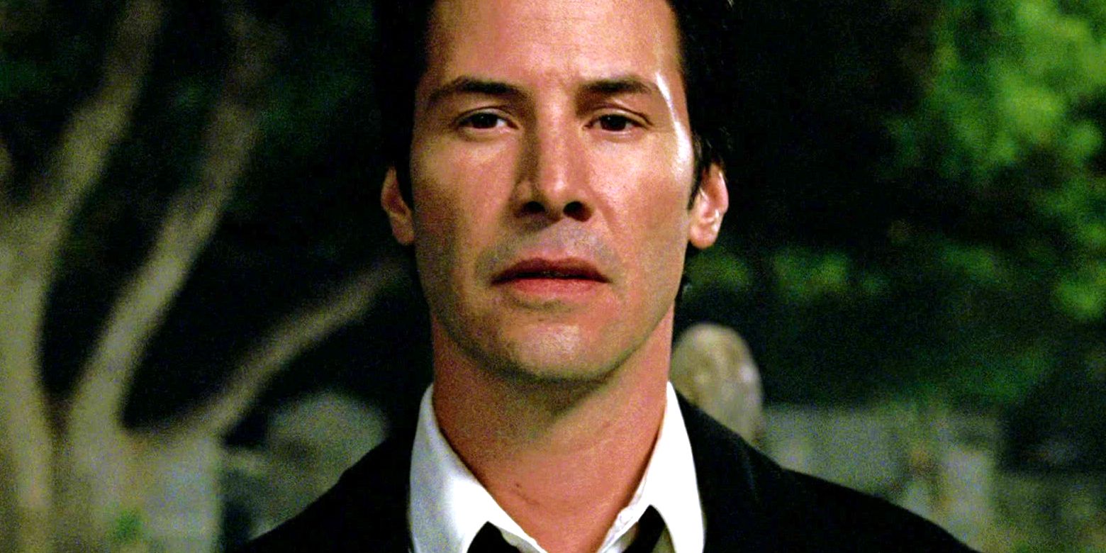 Keanu Reeves como John Constantine vestindo terno no final de Constantine