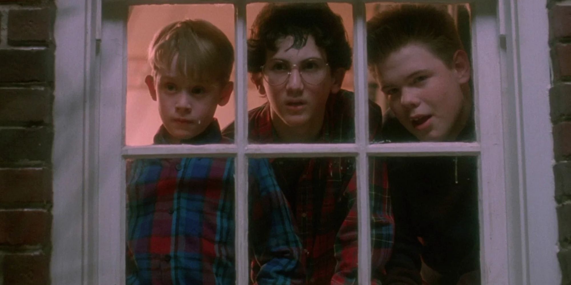Kevin, Rod and Buzz at the window in Home Alone
