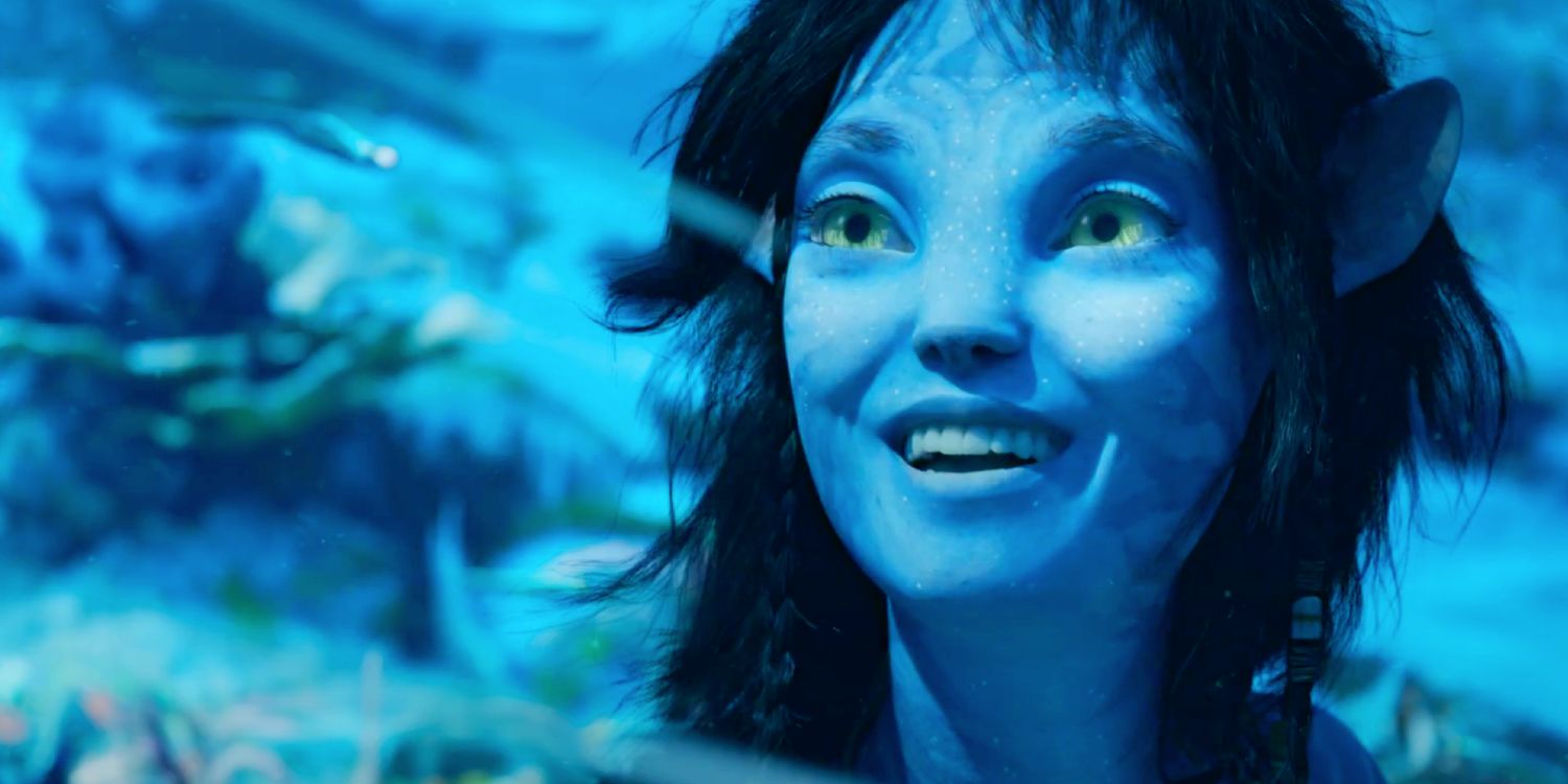 Kiri souriant sous l'eau dans Avatar : La Voie de l'Eau.