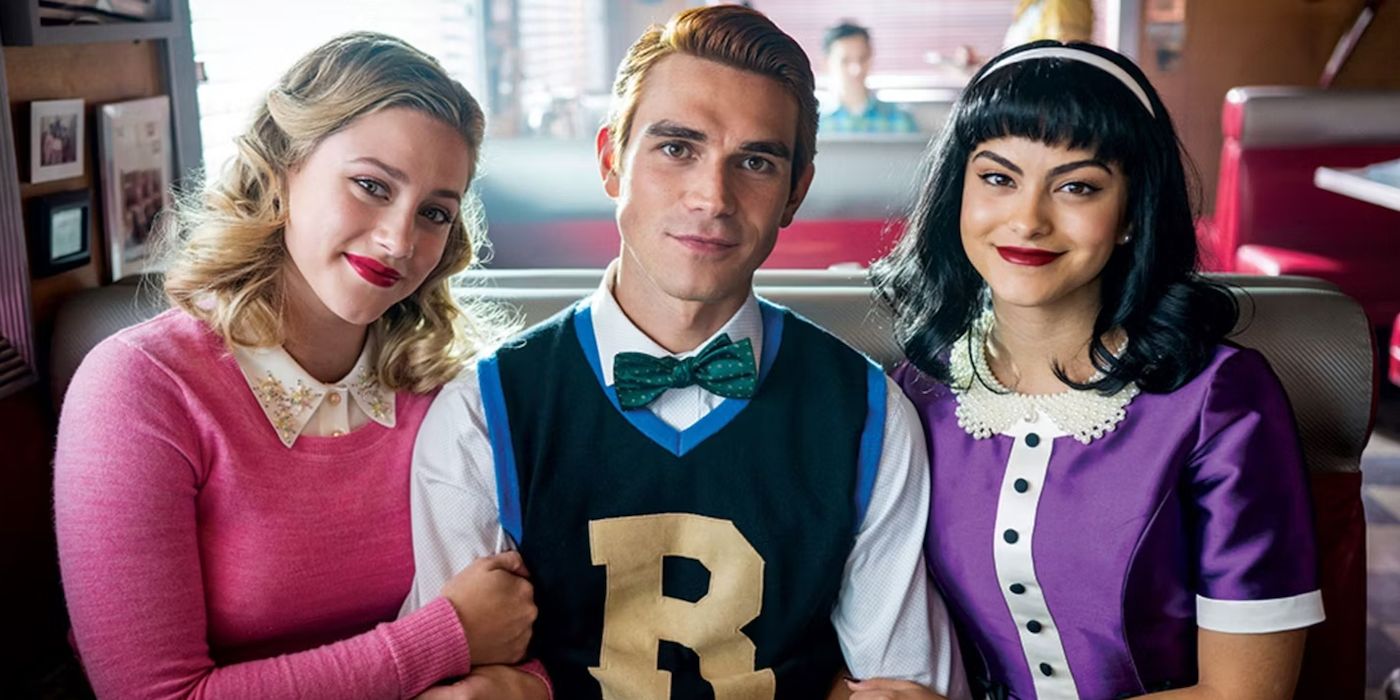 KJ Apa como Archie Andrews Camila Mendes como Veronica Lodge e Lili Reinhart como Betty Cooper na 7ª Temporada de Riverdale