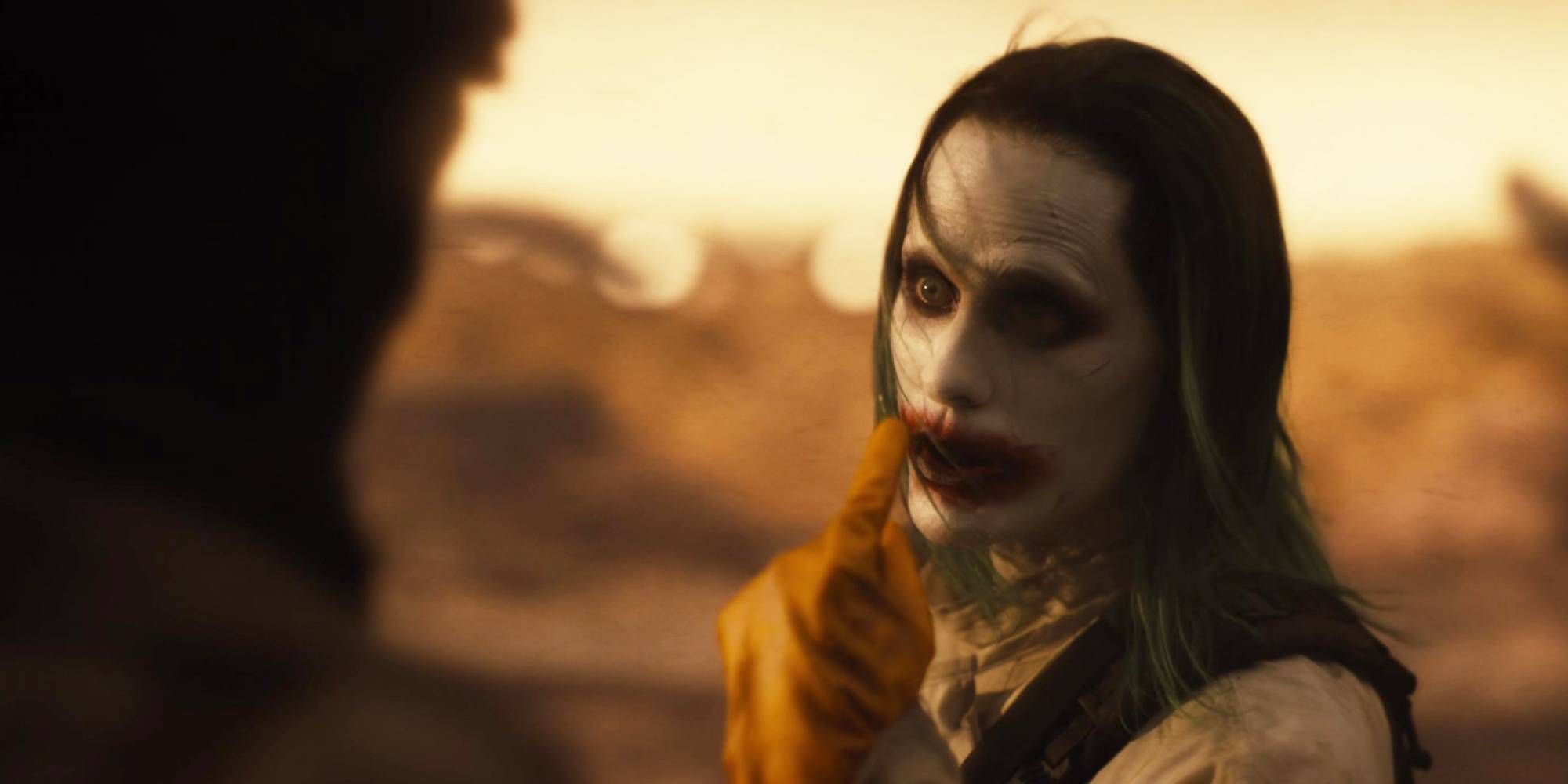Knightmare Joker de Jared Leto, apontando para si mesmo na foto da Liga da Justiça de Zack Snyder