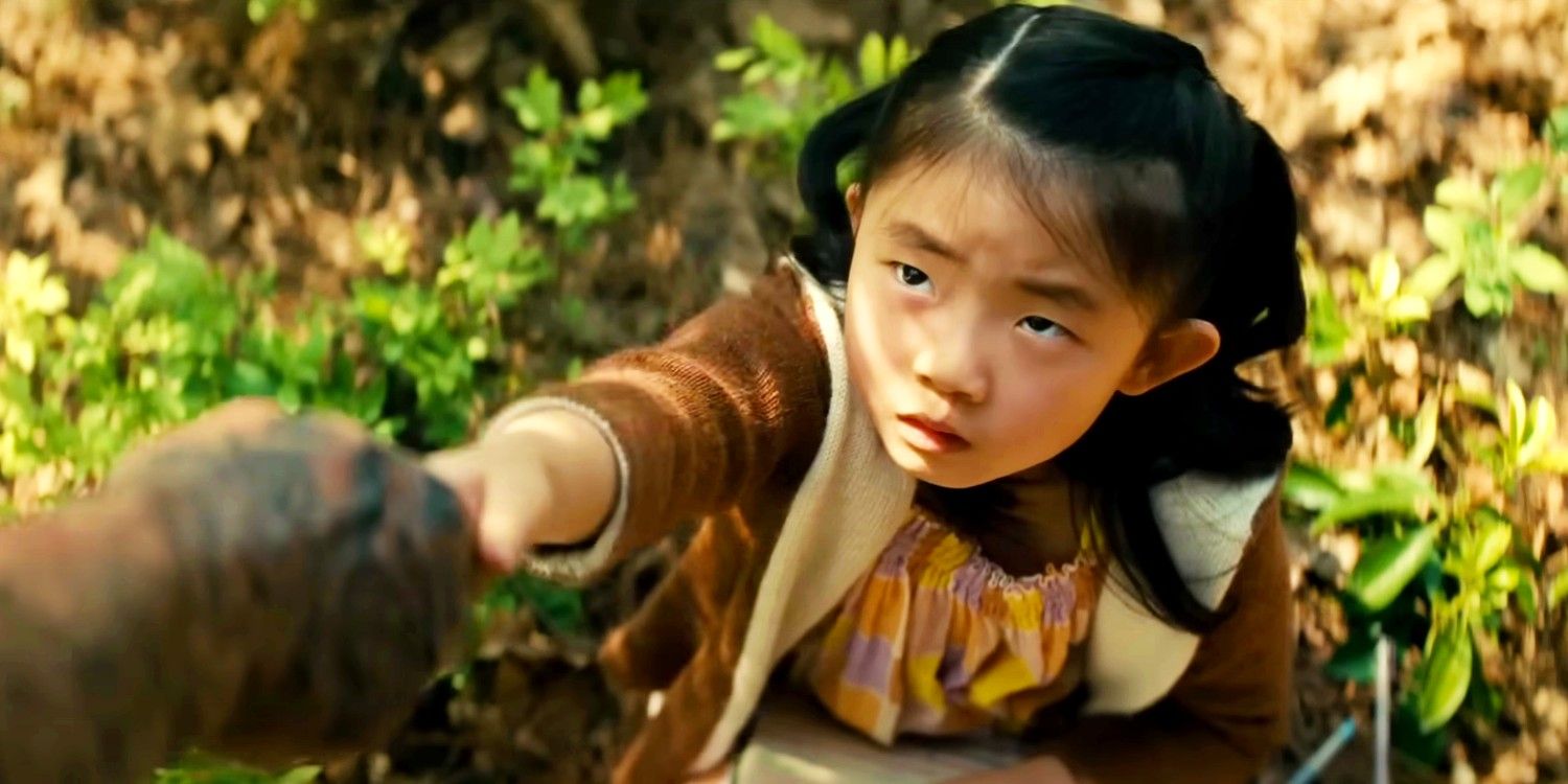 Kristen Cui dans le rôle de Wen tendant la main à Dave Bautista dans la bande-annonce de Knock at the Cabin