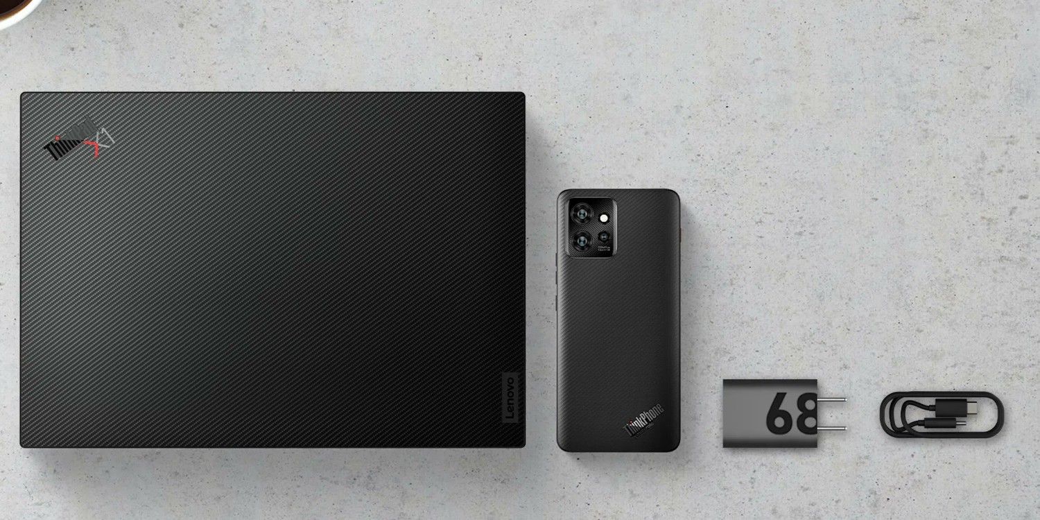 Uma foto do Lenovo ThinkPad X1, ThinkPhone, um carregador e um cabo USB 