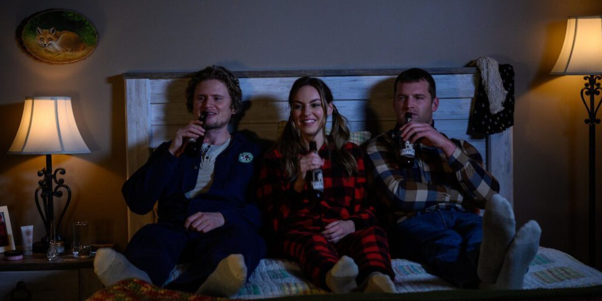 Wayne, Katy e Daryl sentados em uma cama em Letterkenny