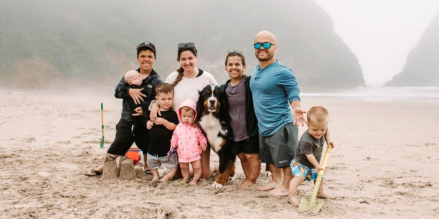 Little People Big World stars Tori and Zach Roloff standing with their friends the Witous family on the beach