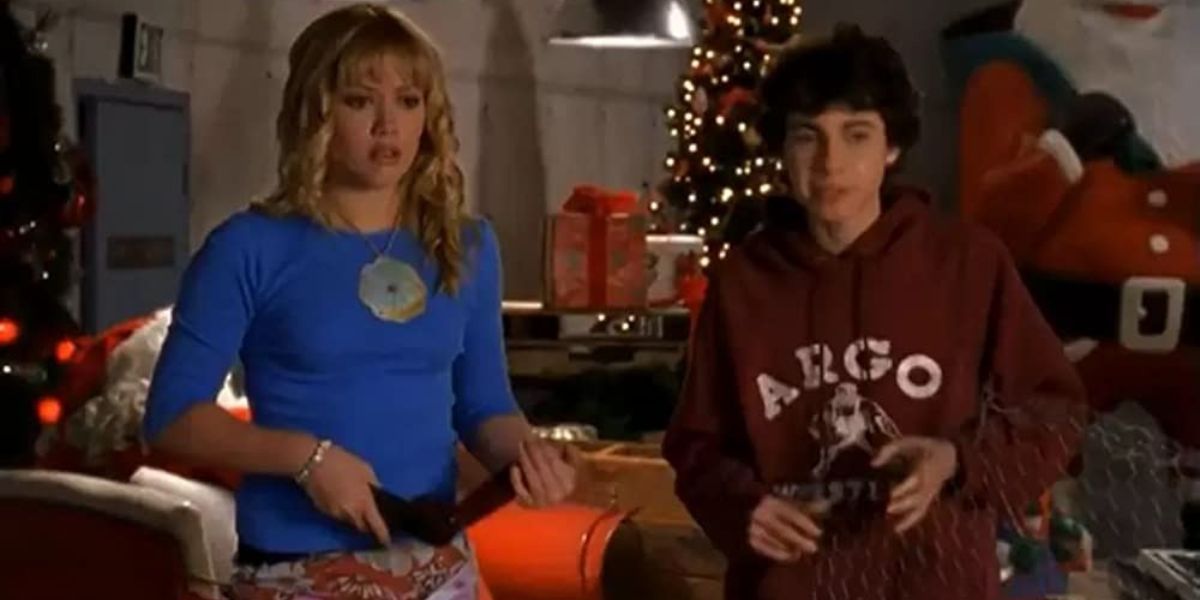 Lizzie and Gordo wrapping presents in Lizzie McGuire Xtreme Xma