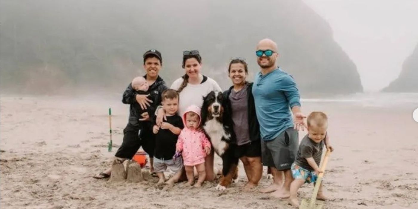 Little People Big World stars Zach and Tori Roloff pose with their friends the Witous family on the beach