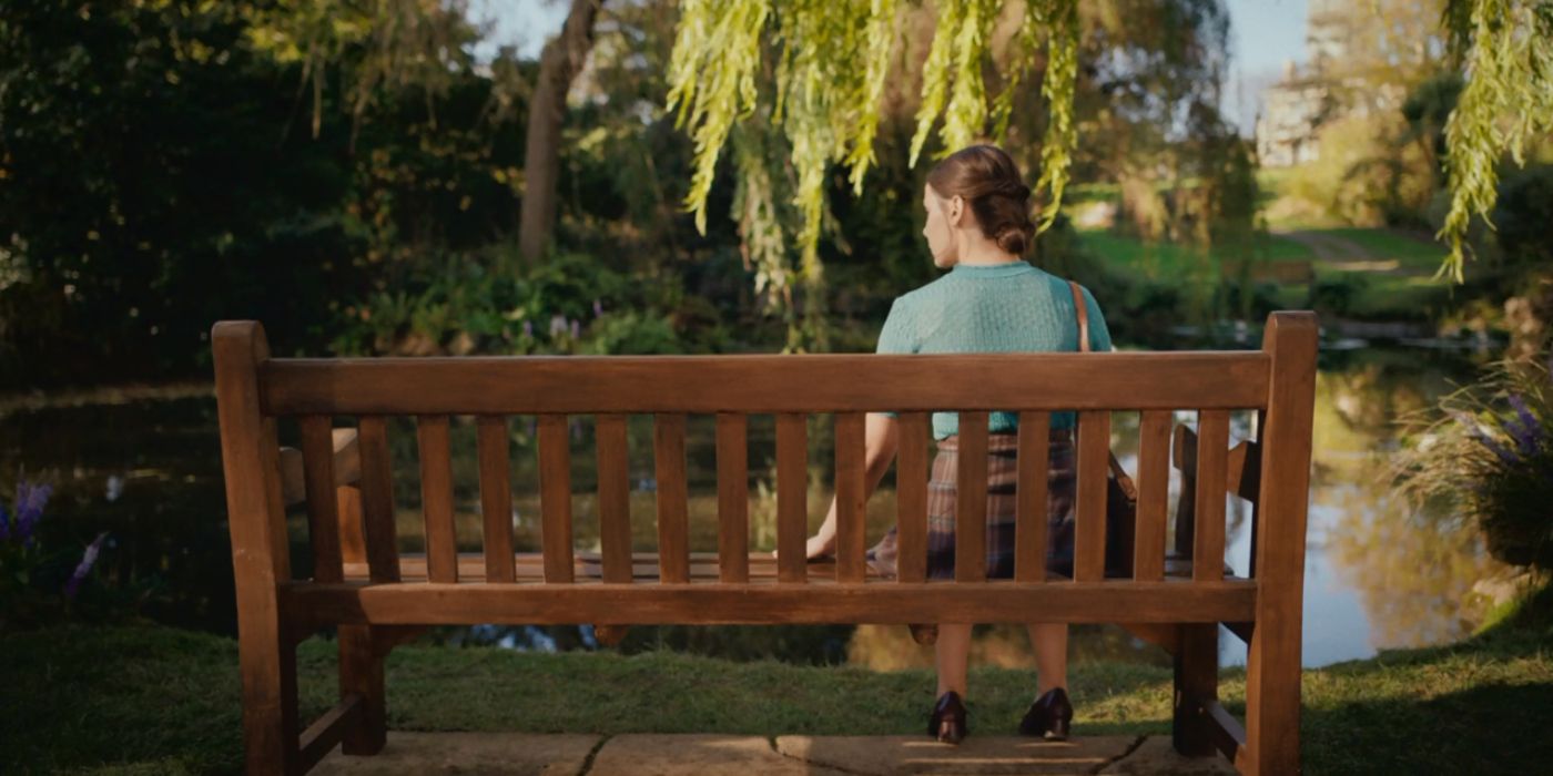 Lyra sentada no banco no final da 3ª temporada de His Dark Materials