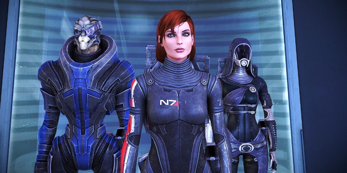 Image du commandant Shepard portant son armure N7.  Elle est photographiée attendant dans l'ascenseur de la Citadelle avec ses coéquipiers Tali et Garrus.