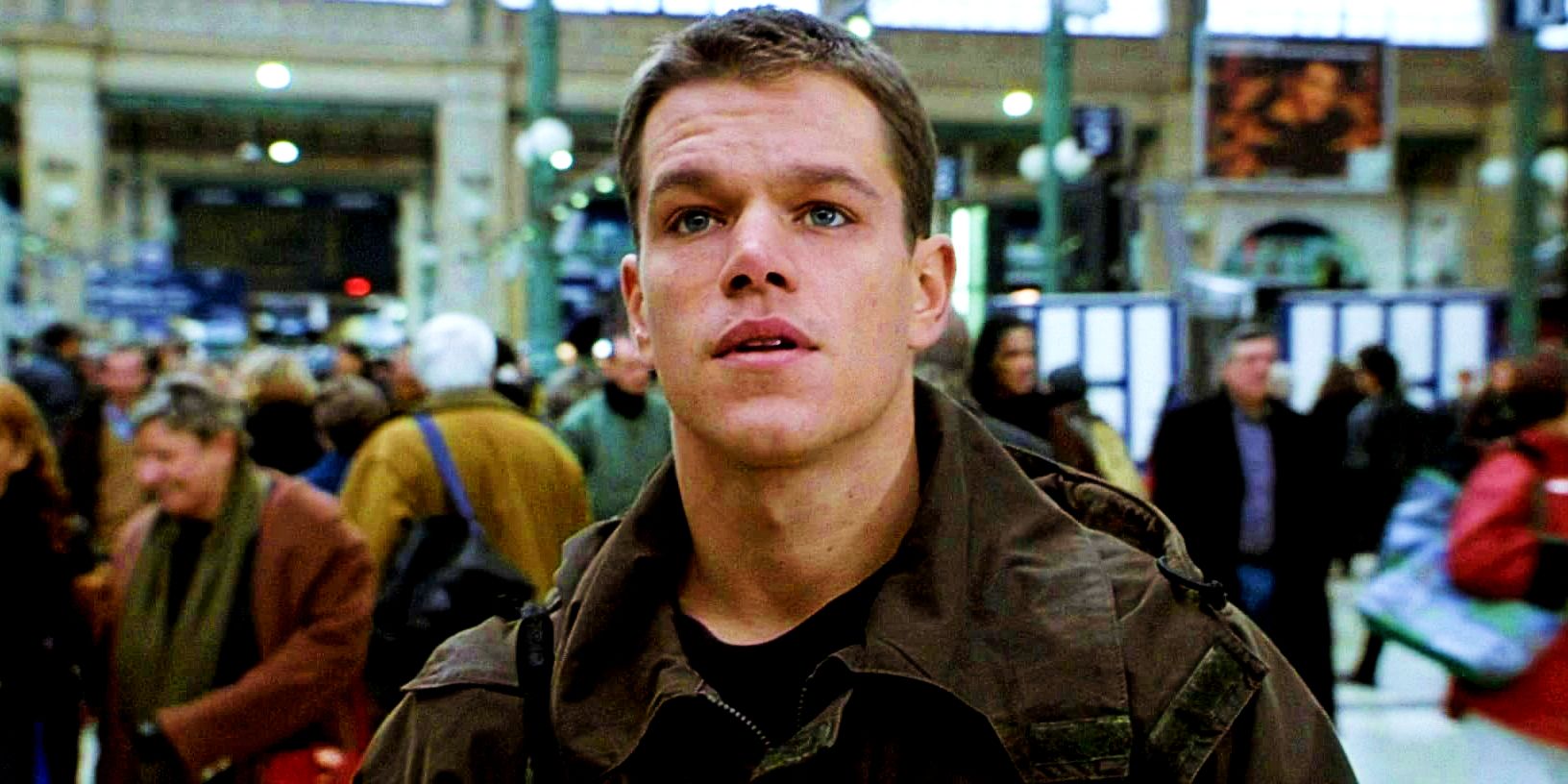 Matt Damon como Jason Bourne parado en la calle en The Bourne Identity