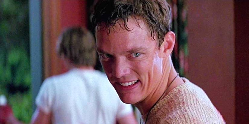 Matthew Lilliard smiling creepily as Stu in Scream