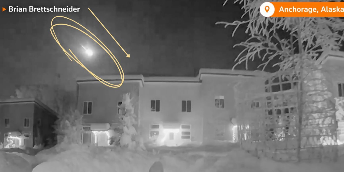 Captura de tela do vídeo capturando um meteoro entrando no lado esquerdo da tela.  O meteoro é circulado com uma seta para mostrar seu curso.
