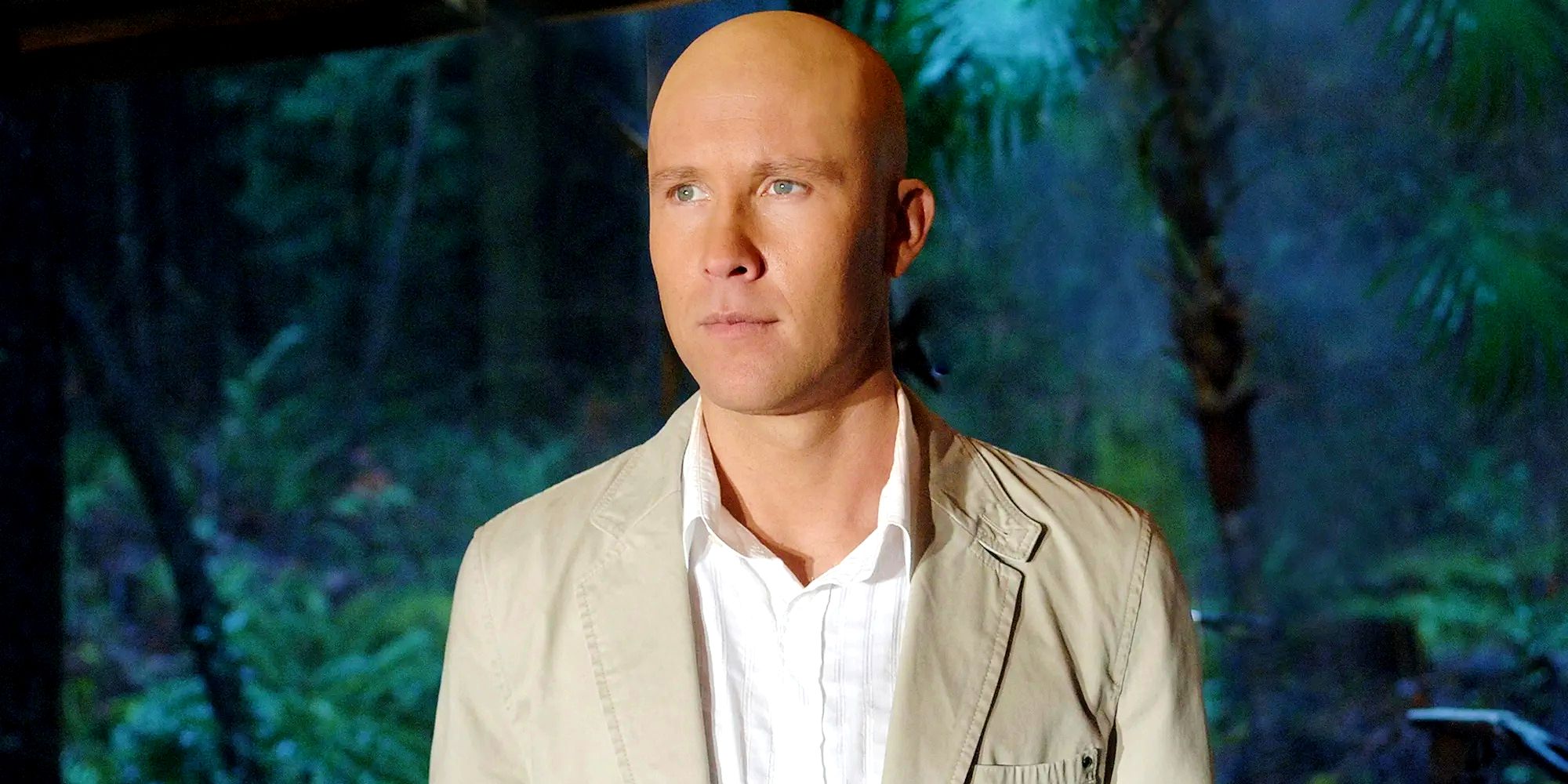 Michael Rosenbaum como Lex Luthor frente al fondo de la jungla en Smallville
