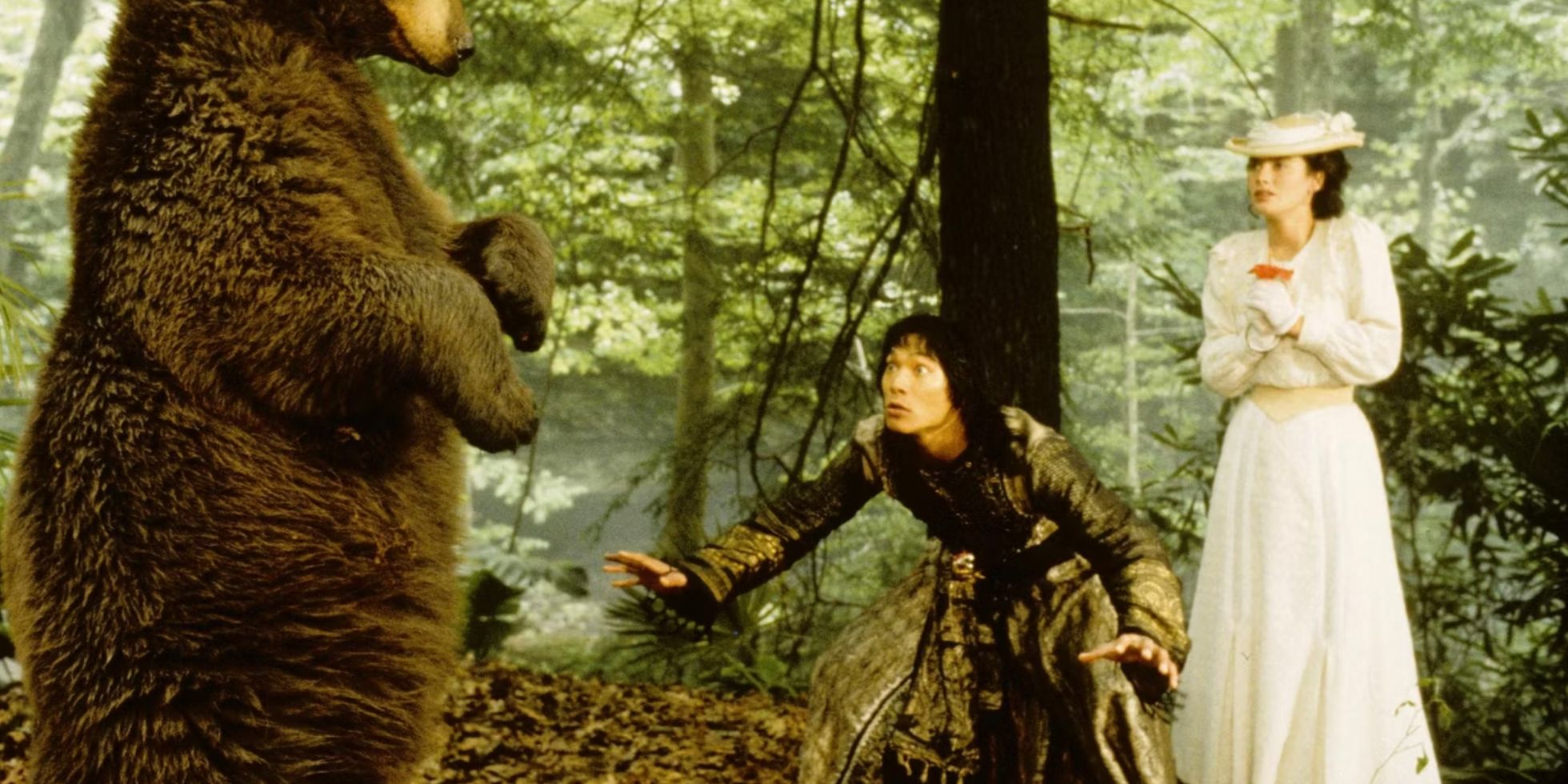 Mowgli fica entre Kitty e um urso em O Livro da Selva