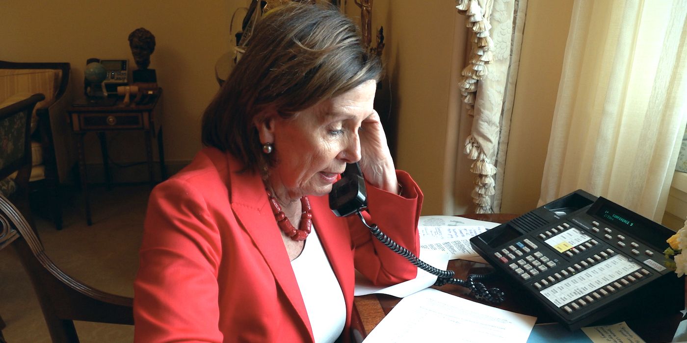 Nancy Pelosi ao telefone em seu escritório em seu documentário da HBO, Pelosi in the House