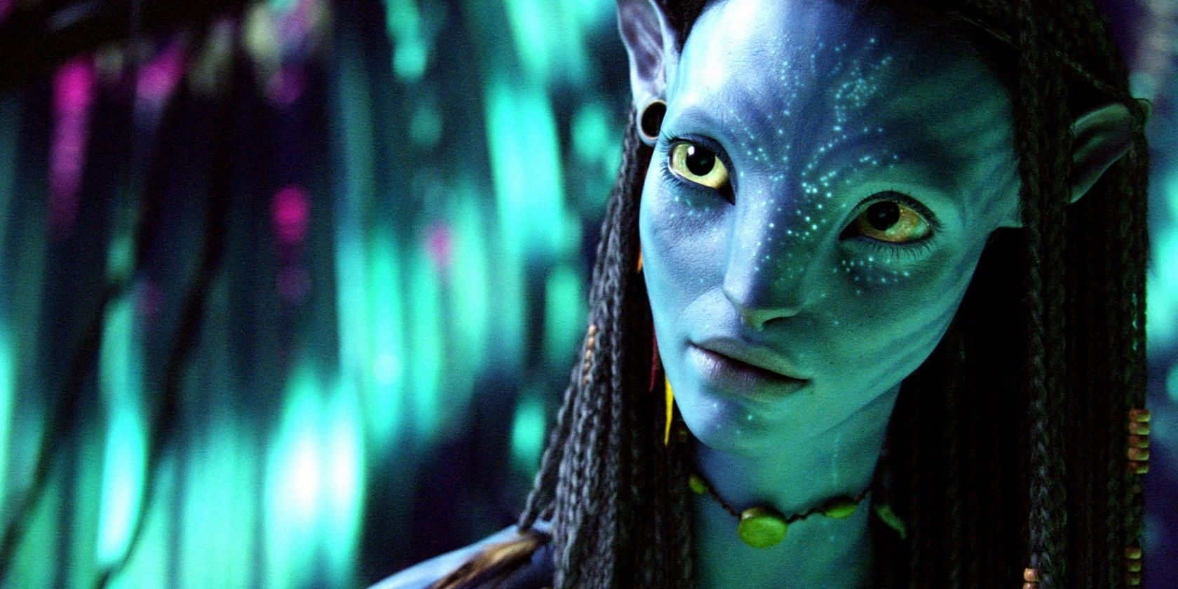 Zoe Saldana as Neytiri in the jungle in Avatar
