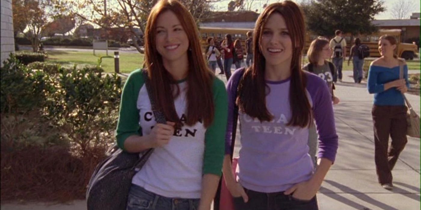 Rachel e Brooke vestindo camisetas Clean Teen em One Tree Hill