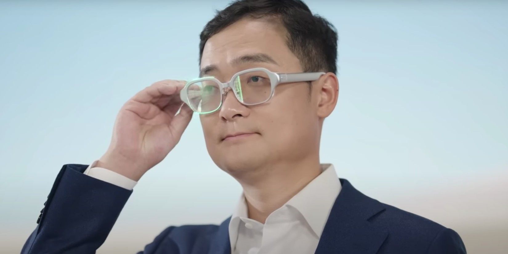 Un dirigeant d'Oppo portant les lunettes Air Glass 2 AR
