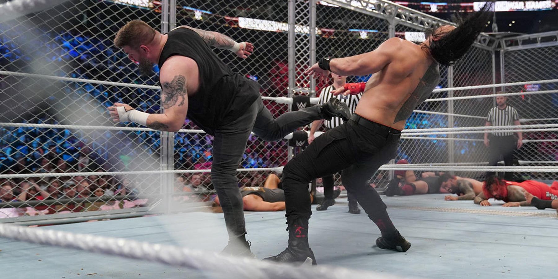 Kevin Owens dá um super chute em Roman Reigns durante a partida WarGames no WWE Survivor Series em 2022.