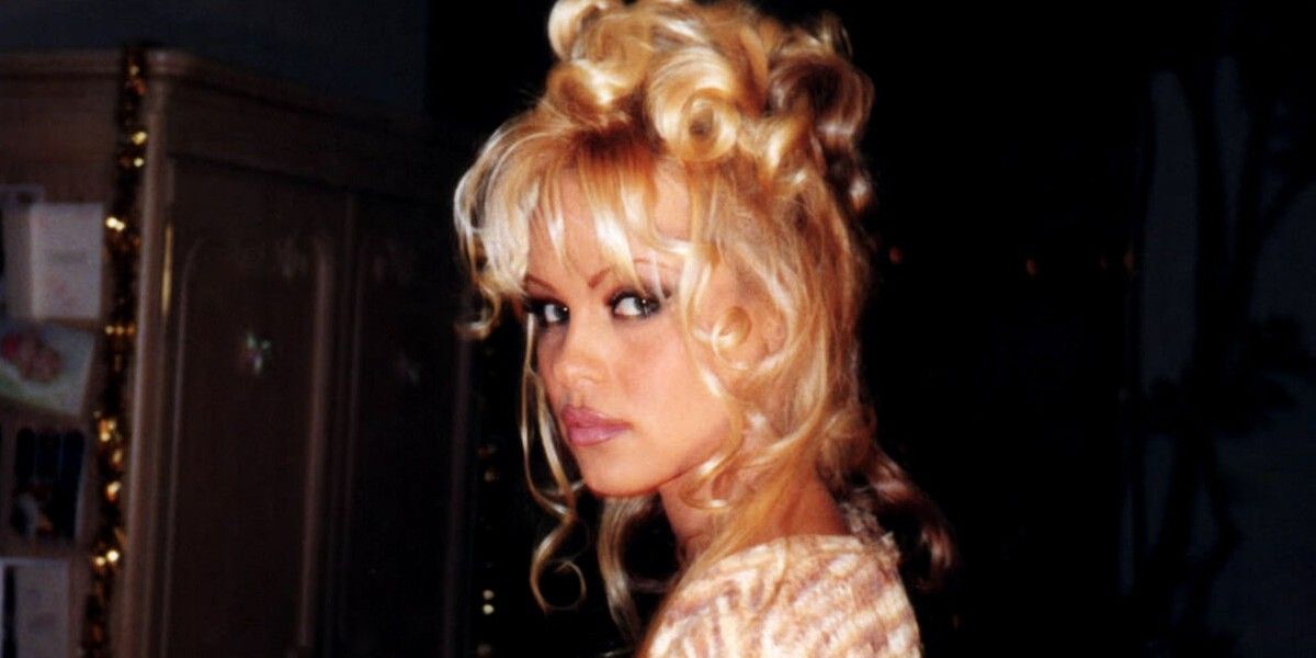 Une jeune Pamela Anderson regarde la caméra dans Pamela a Love Story