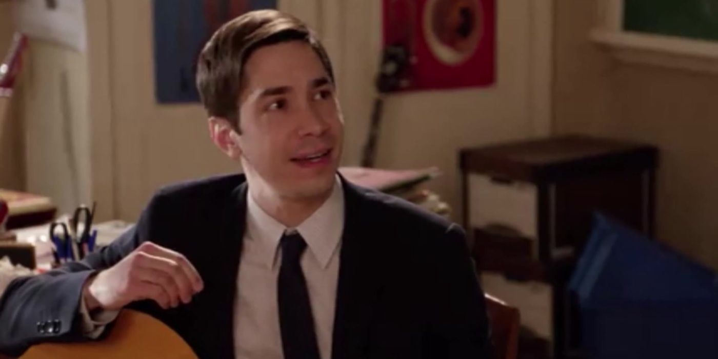 Paul holding his guitar in New Girl