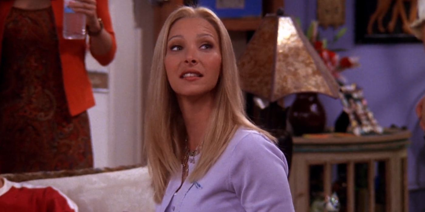 Phoebe Buffay sentada no sofá da Mônica em Friends.