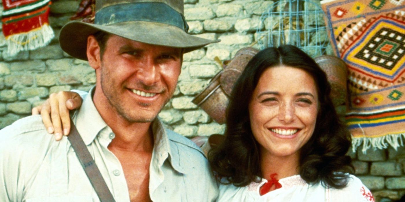 Harrison Ford como Indiana Jones e Karen Allen como Marion sorrindo em Os Caçadores da Arca Perdida.