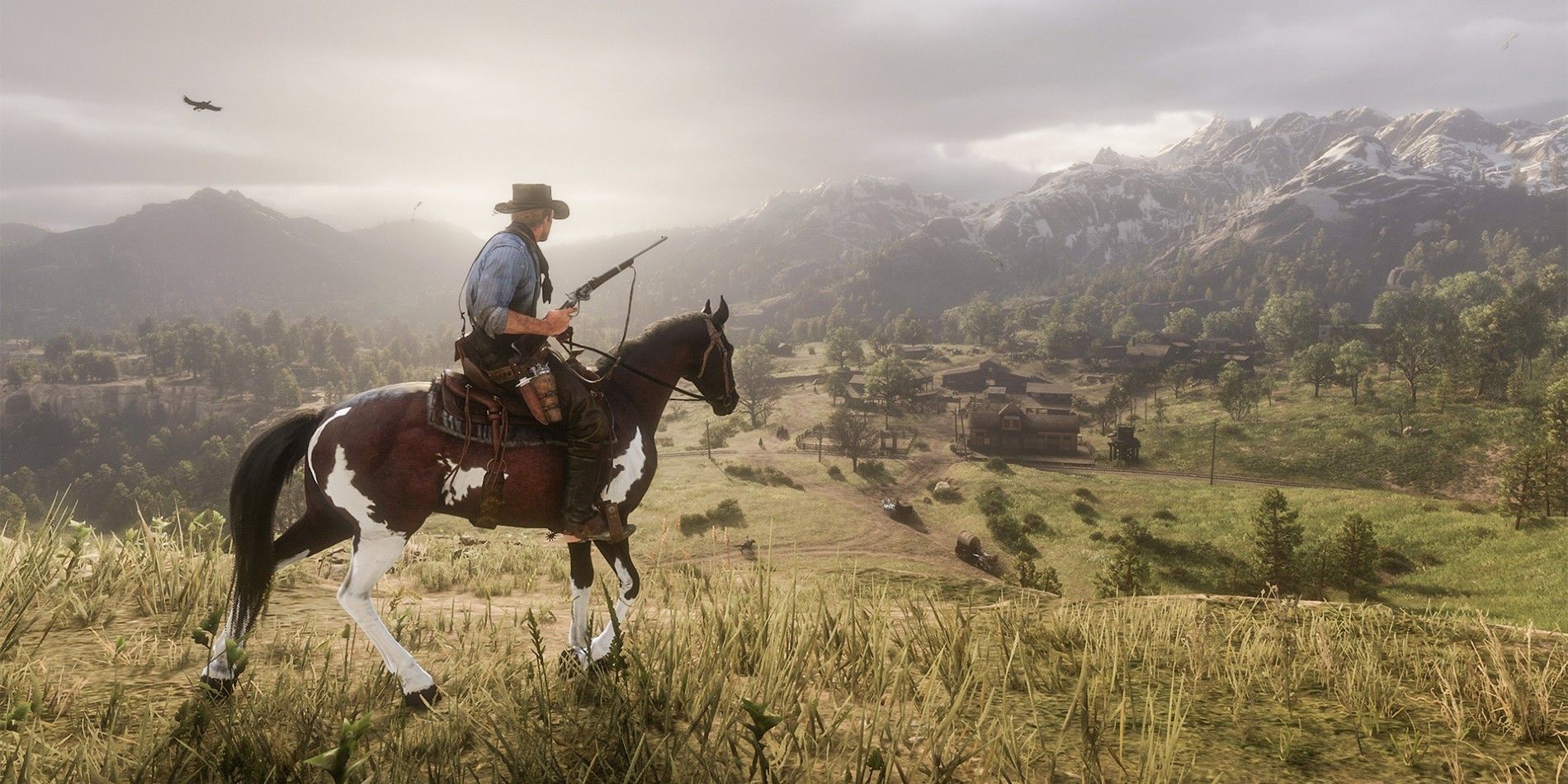 Arthur Morgan montando um cavalo com um rifle em Red Dead Redemption 2.