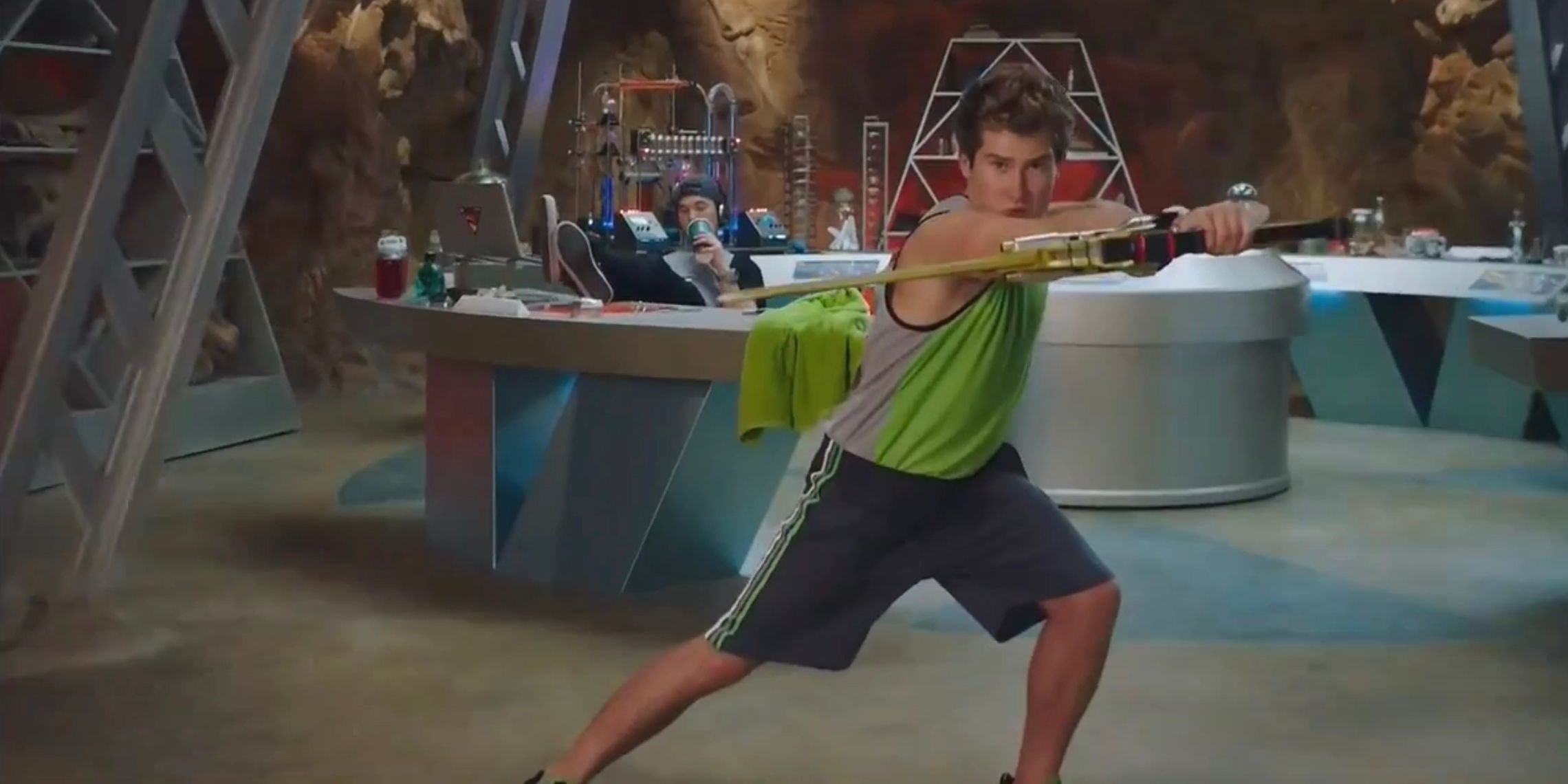 Riley praticando com sua espada em Power Rangers Dino Charge