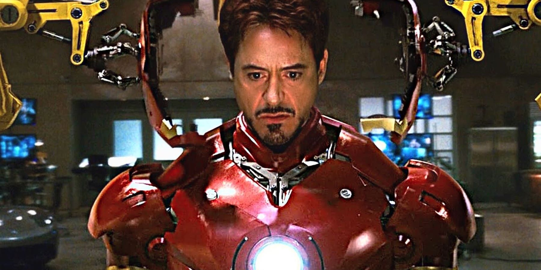 Robert Downey Jr como Tony Stark vestindo o traje do Homem de Ferro em Homem de Ferro (2008)