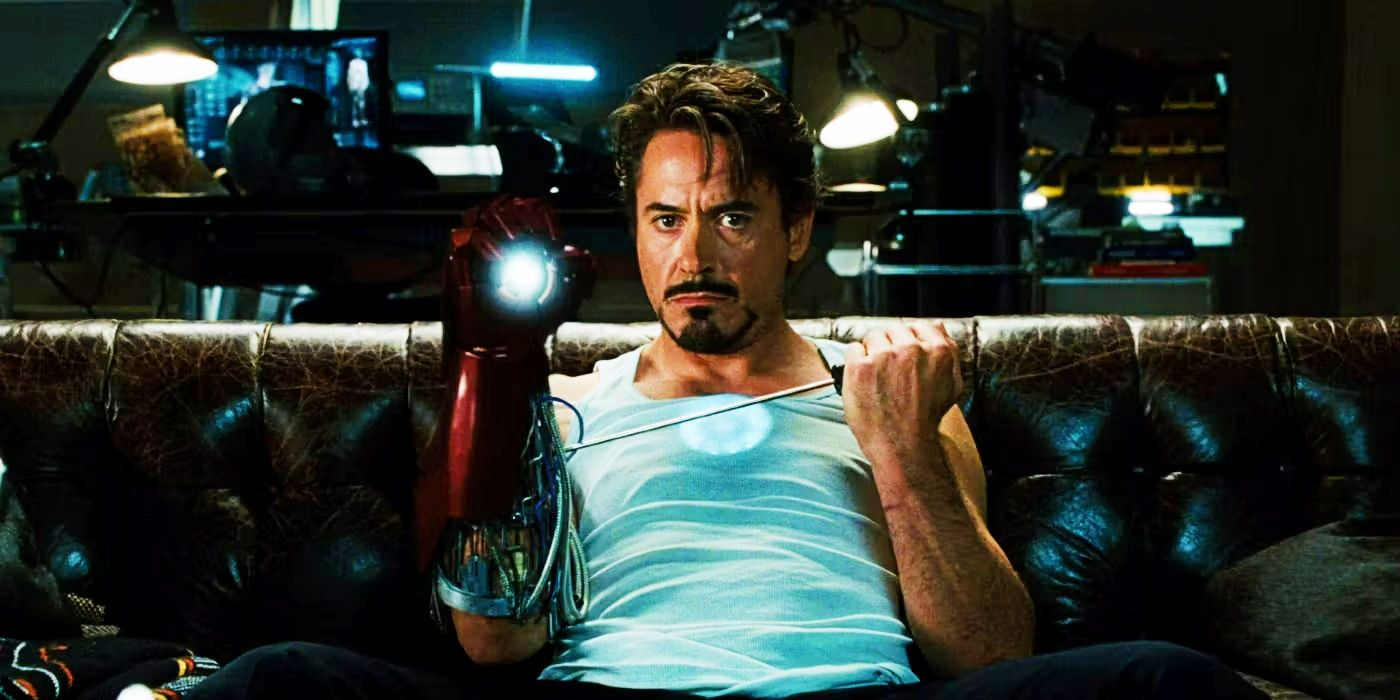 Robert Downey Jr como Tony Stark trabalhando na armadura de mão em Homem de Ferro