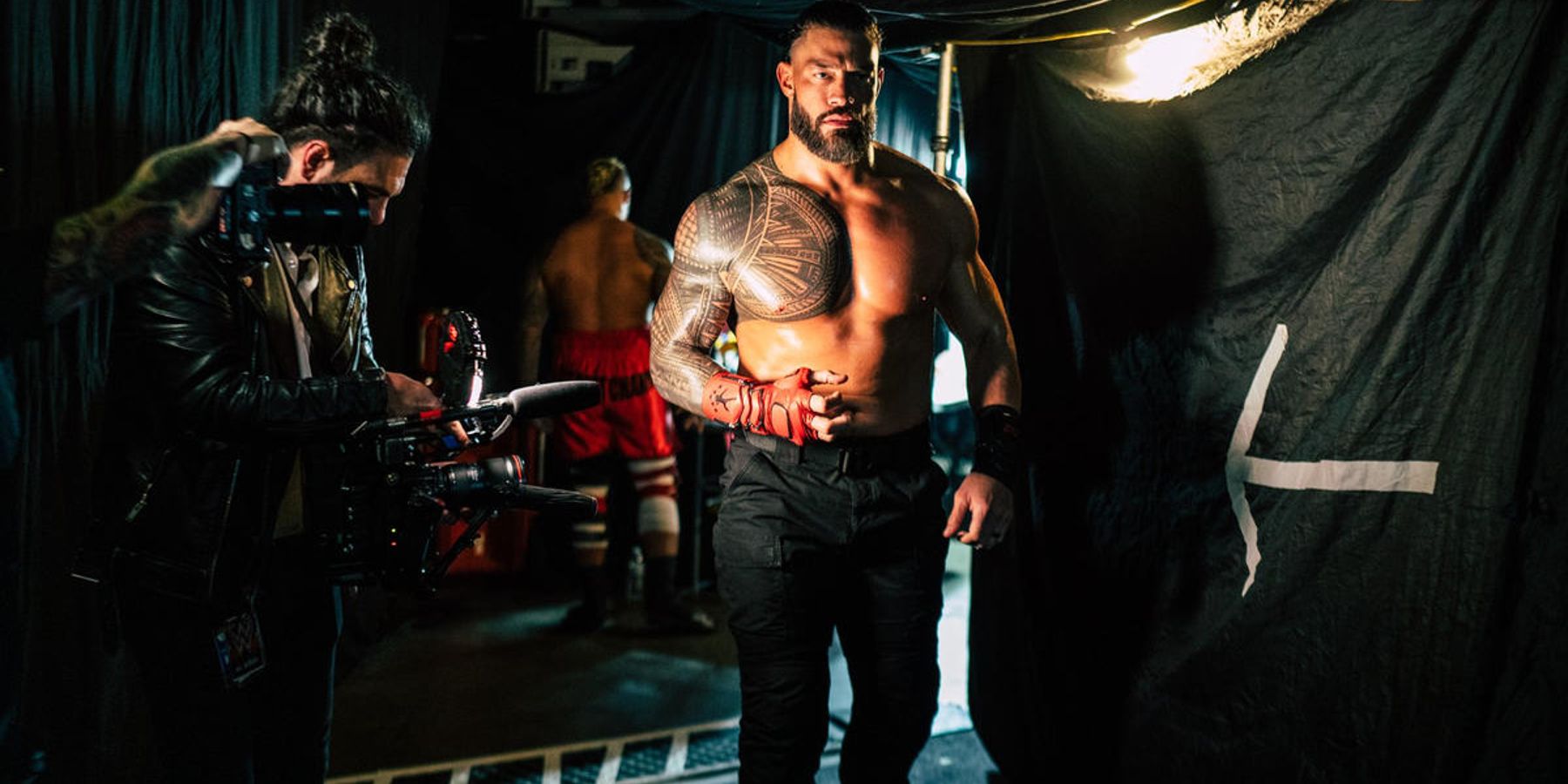 Roman Reigns se prepara para a partida WarGames no WWE Survivor Series em 2022.