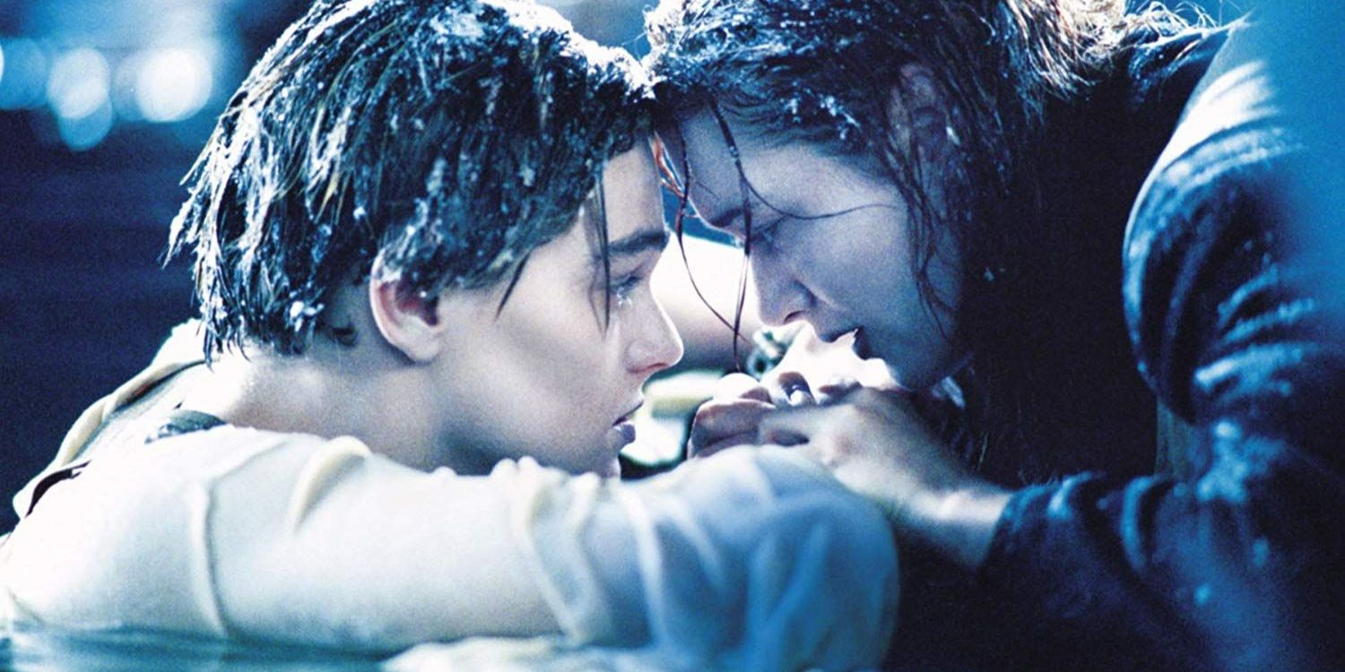 Rose e Jack se agarram nas cenas finais de Titanic