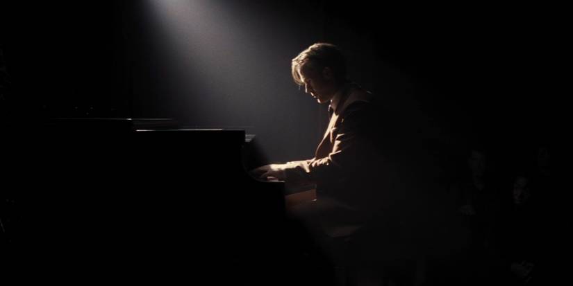 Ryan Gosling as Seb playing a piano in the dark in La La Land