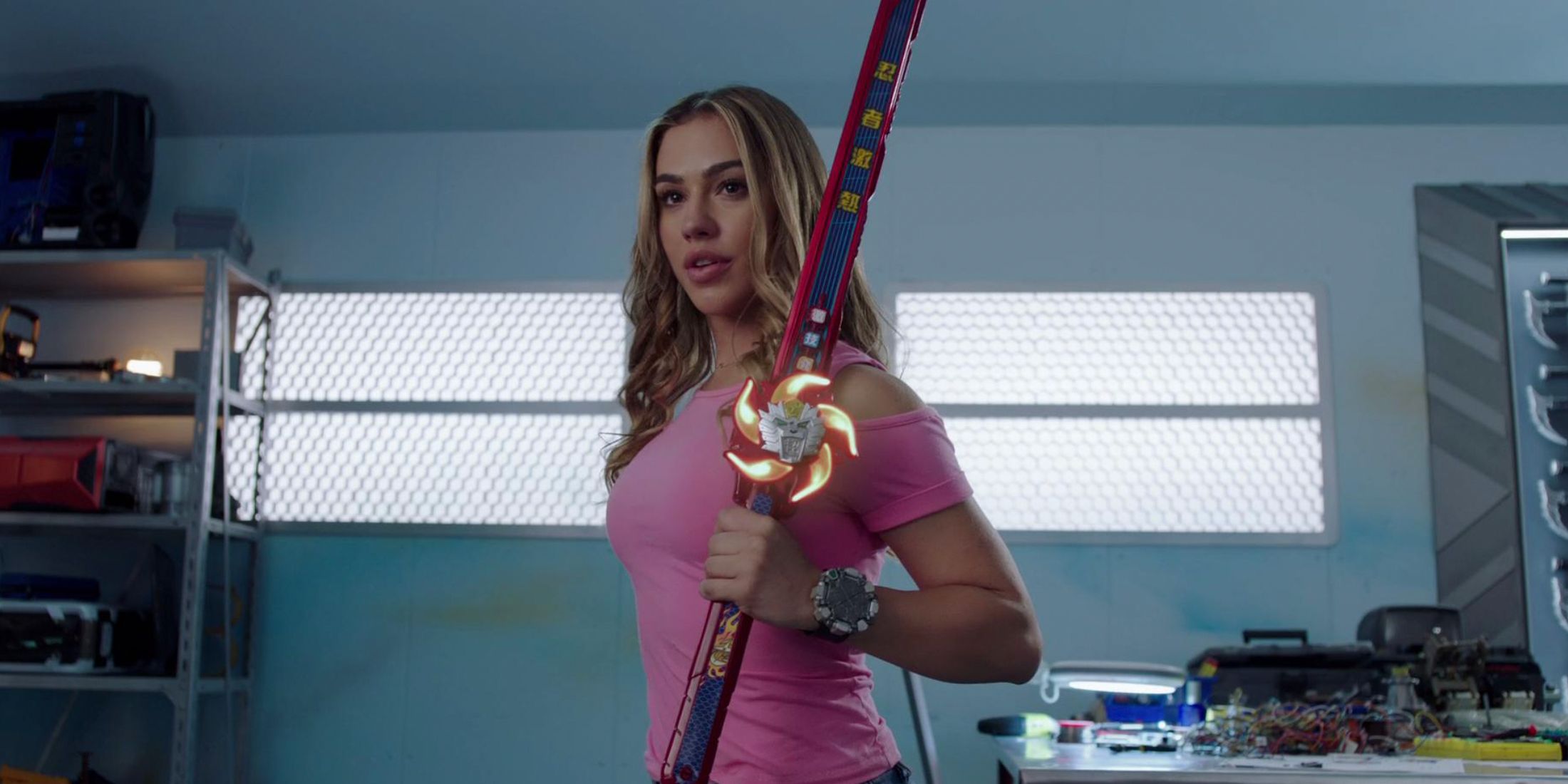 Sarah segurando sua espada em Power Rangers Ninja Steel