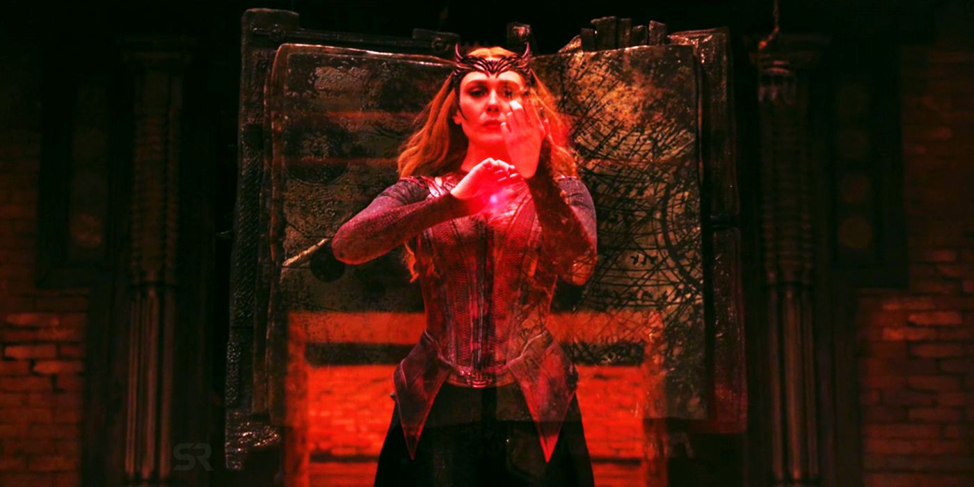 A Feiticeira Escarlate (Elizabeth Olsen) conjura um feitiço ameaçadoramente enquanto a imagem do Darkhold se estabelece ao seu redor.