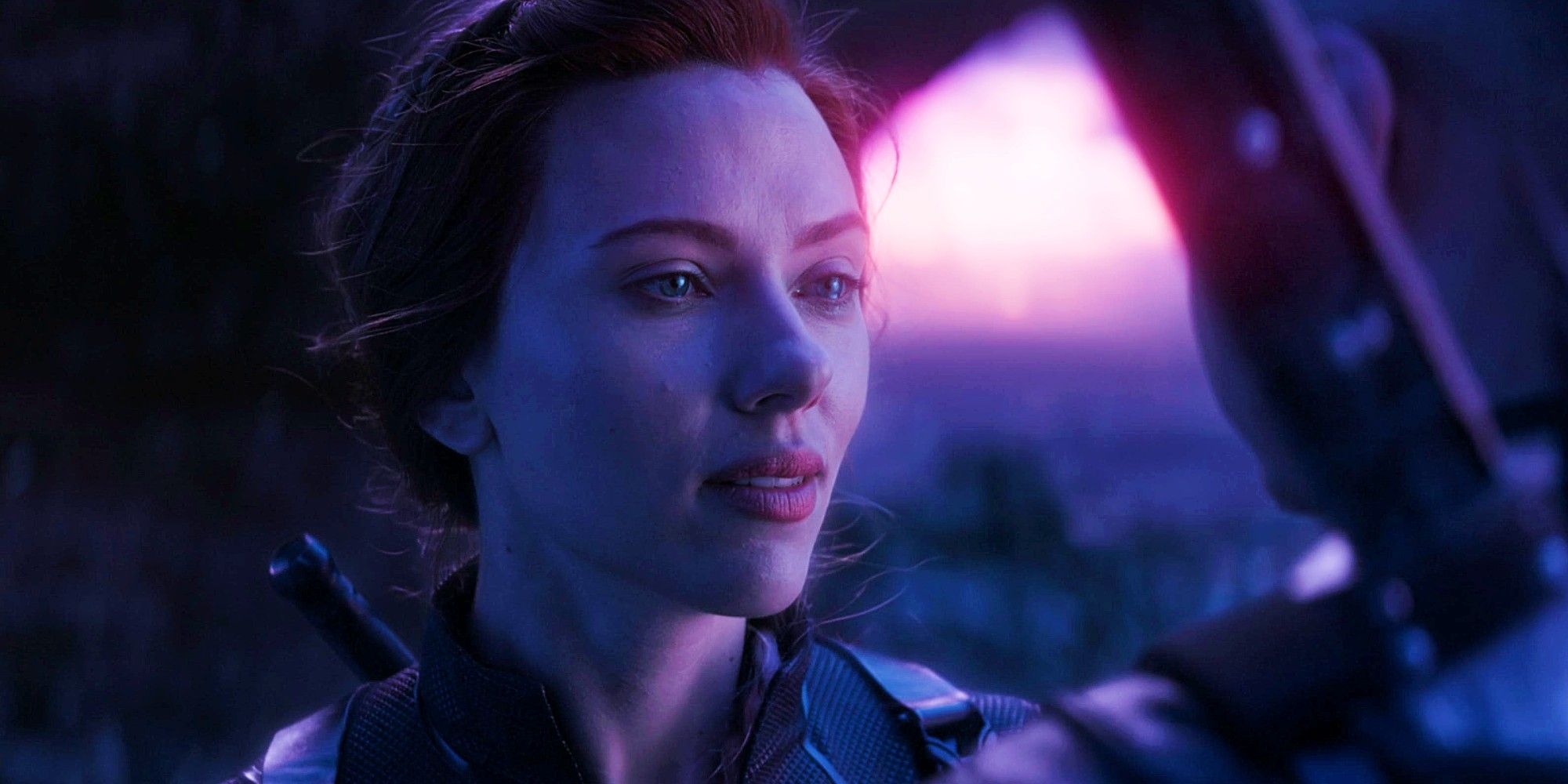 Scarlett Johansson como Viúva Negra chora ao falar com Hawkeye em Vormir em Avengers Endgame
