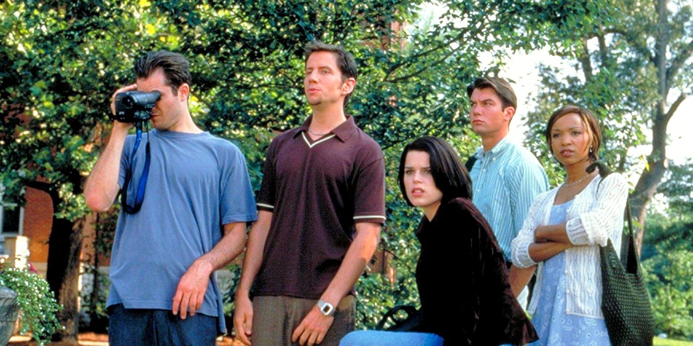 Sidney, Randy, and others look at something in the distance in Scream 2.