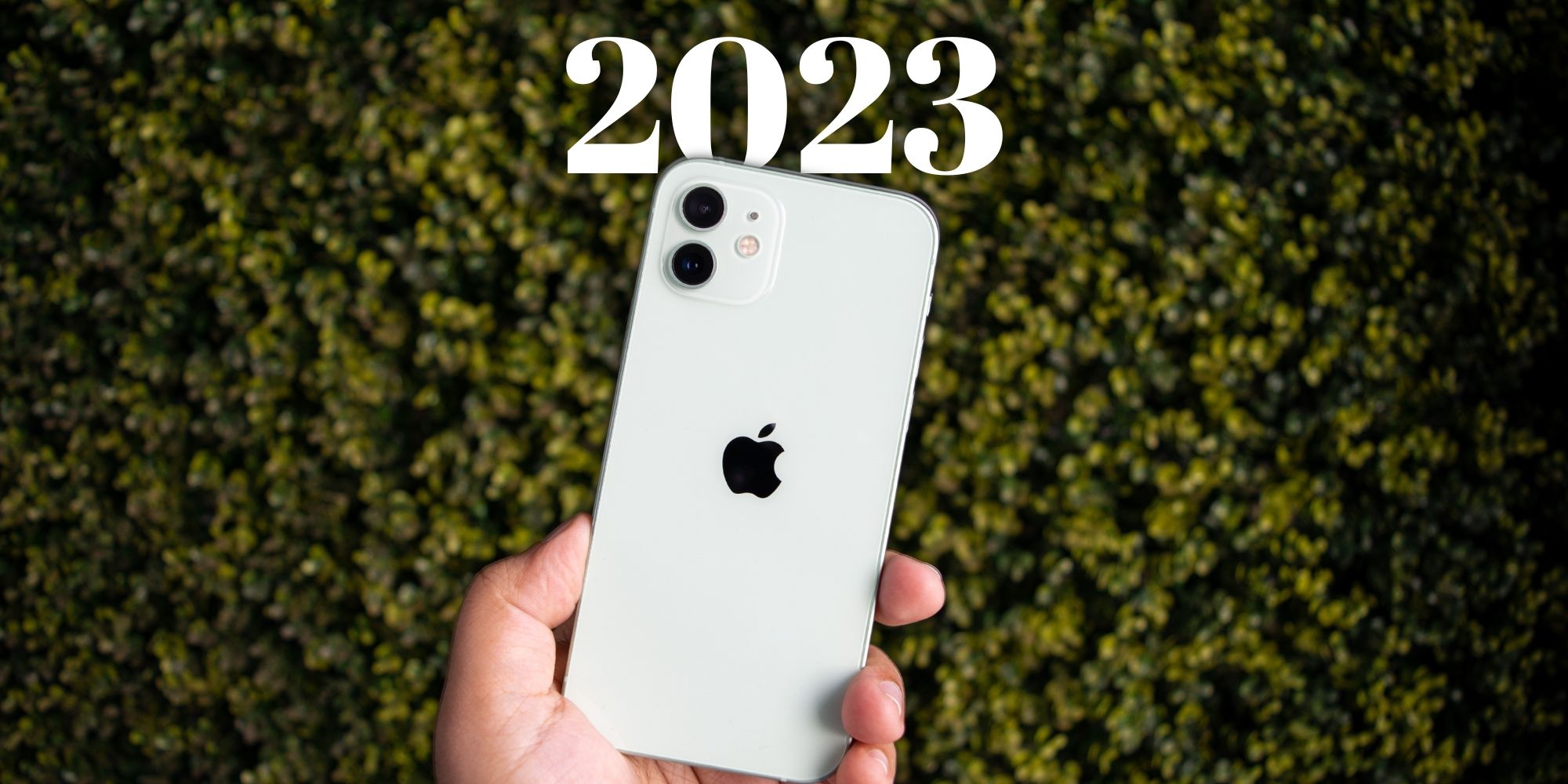 Gambar iPhone 12 dengan latar belakang hijau 
