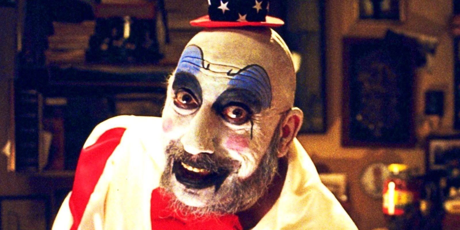 sid haig as captain spaulding smiling at the camera in house of a 1000 corpses