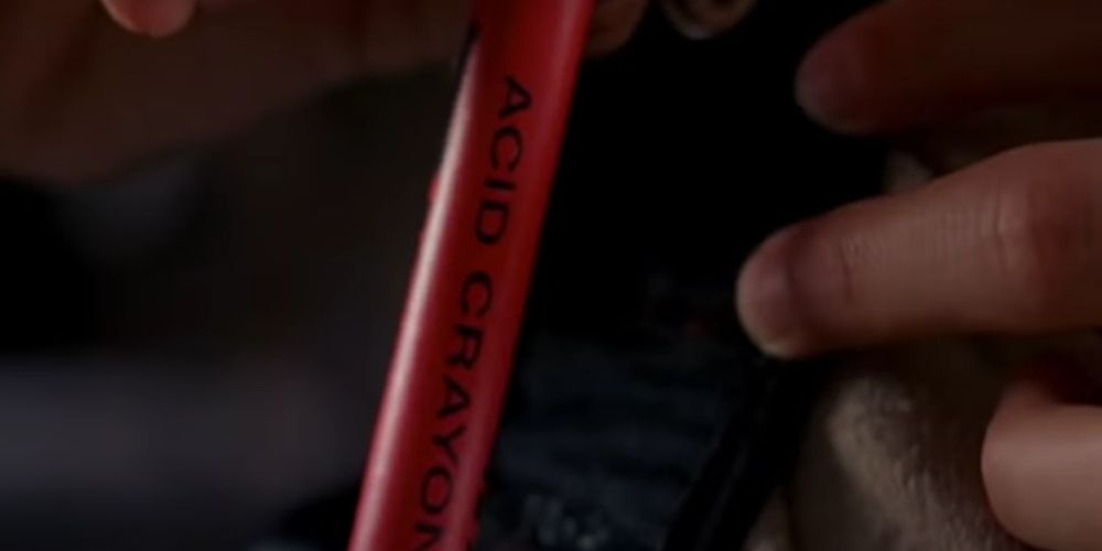 Uma mão segura um Acid Crayon em Spy Kids