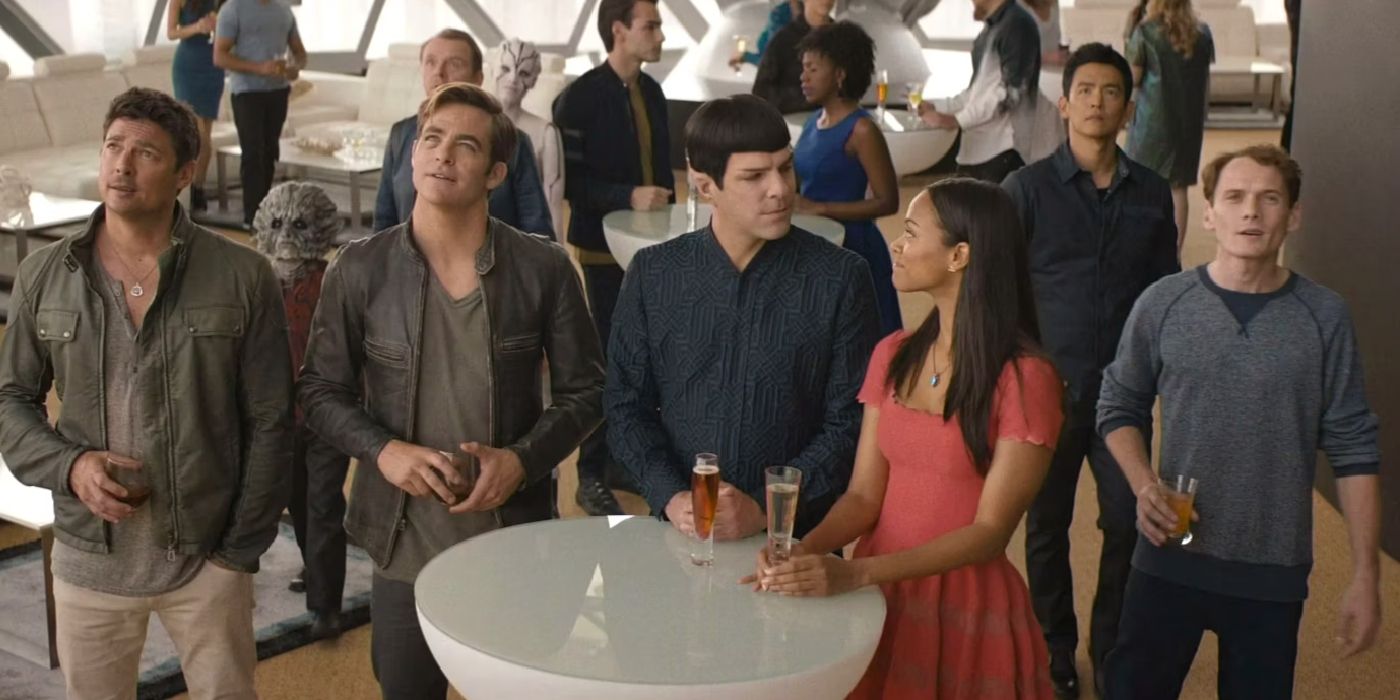 Chris Pine, Zachary Quinto, Zoe Saldaña e o resto da equipe da empresa curtindo drinks no final de Star Trek Beyond.