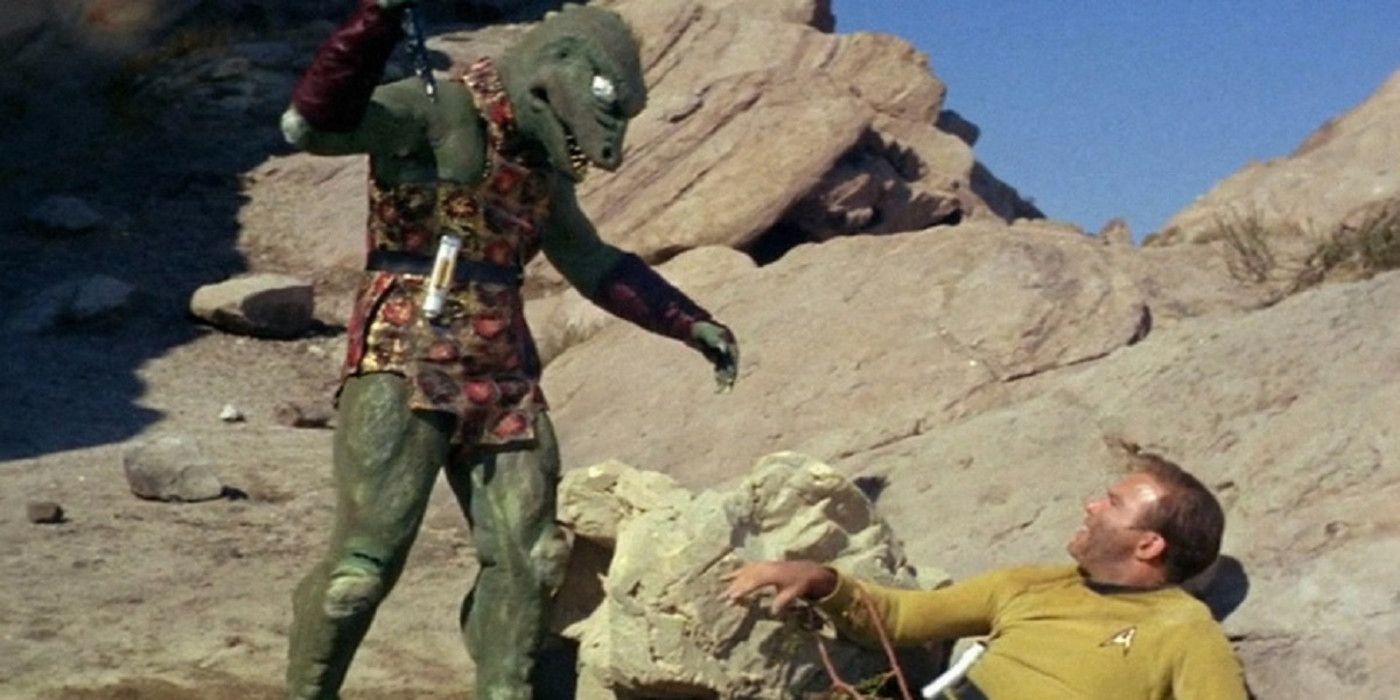 Gorn de pé sobre Kirk em Star Trek