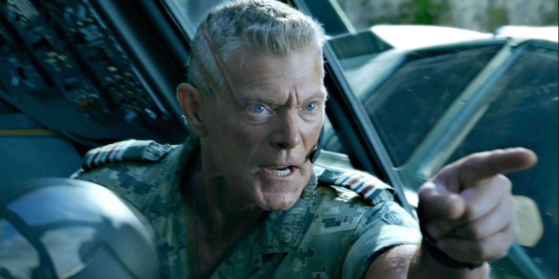 Stephen_Lang_pointing_a_finger_in_Avatar