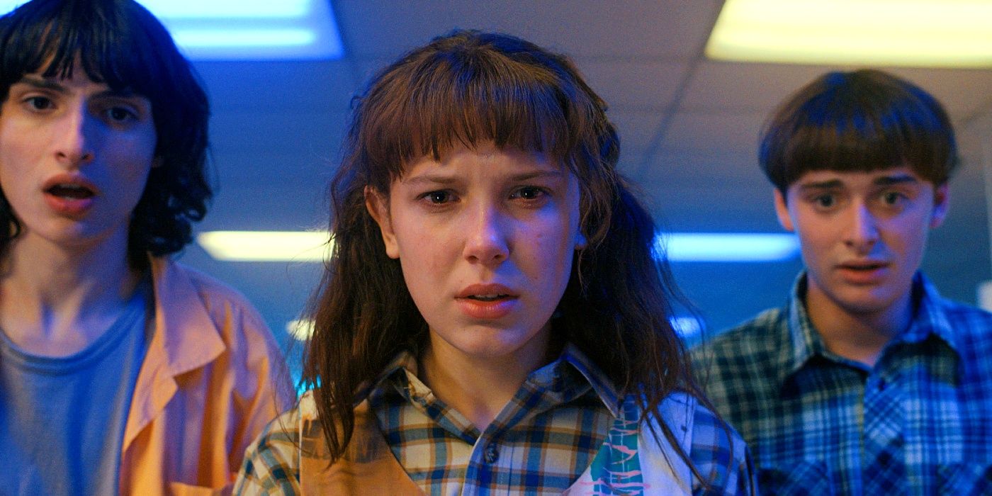 Millie Bobby Brown com lágrimas nos olhos como Eleven em Stranger Things.