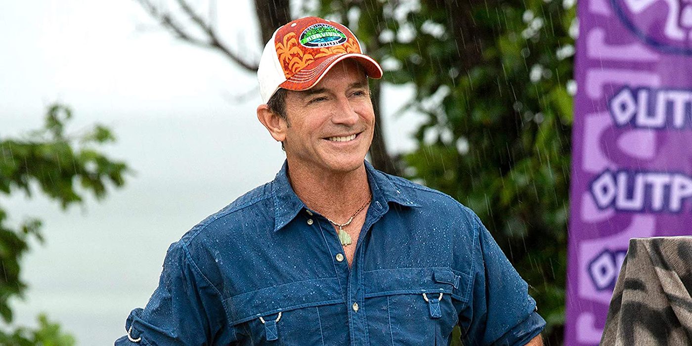 Jeff Probst usando um boné de beisebol do Survivor