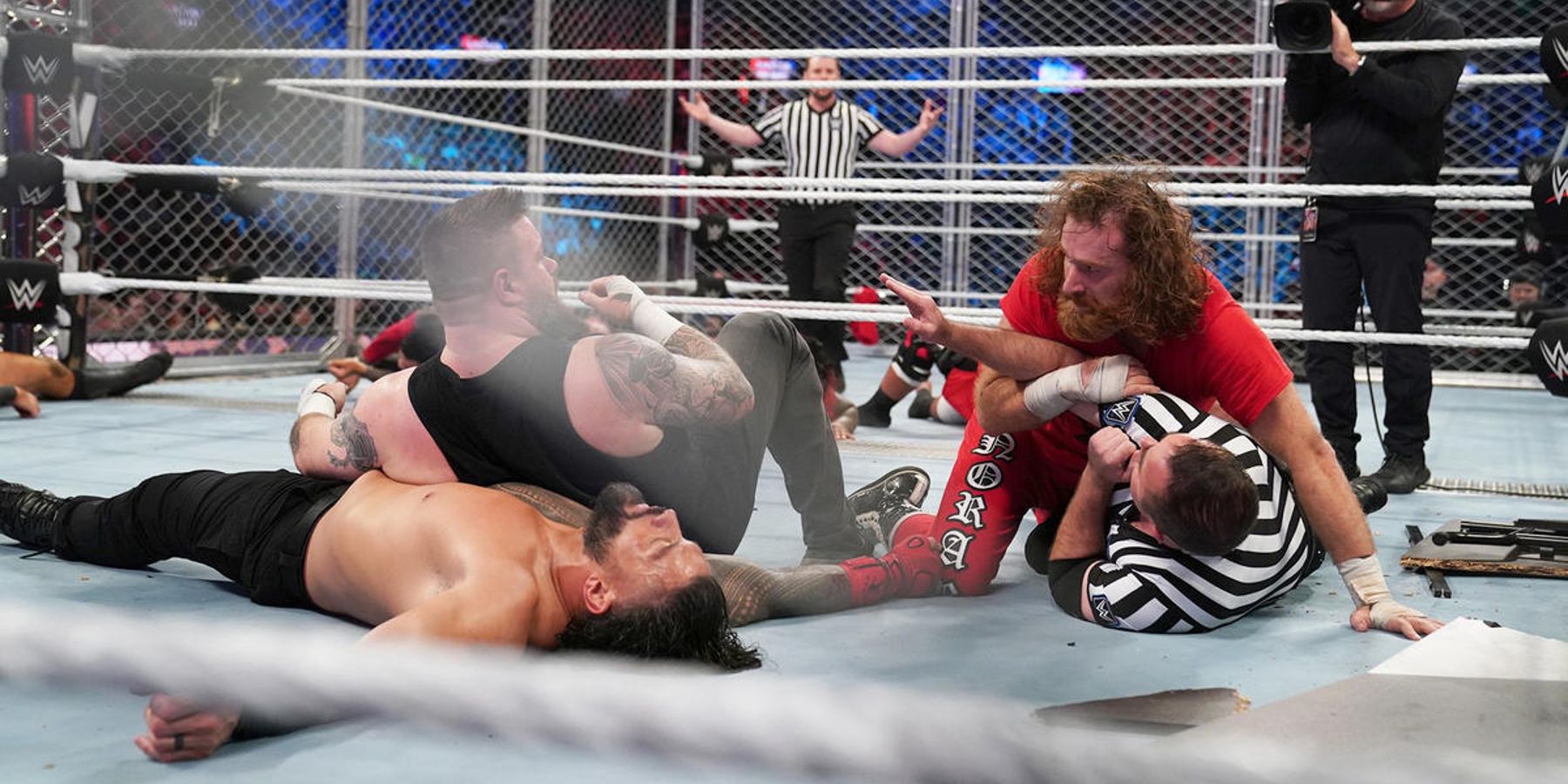 Sami Zayn impede Kevin Owens de derrotar Roman Reigns durante a partida dos Jogos de Guerra no WWE Survivor Series em 2022.