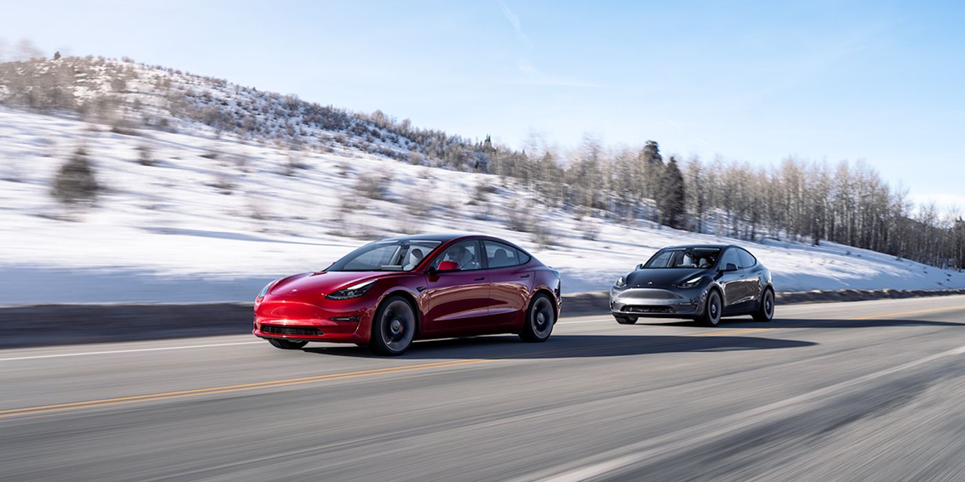 Tesla EVs dirigindo em uma estrada em tempo de neve