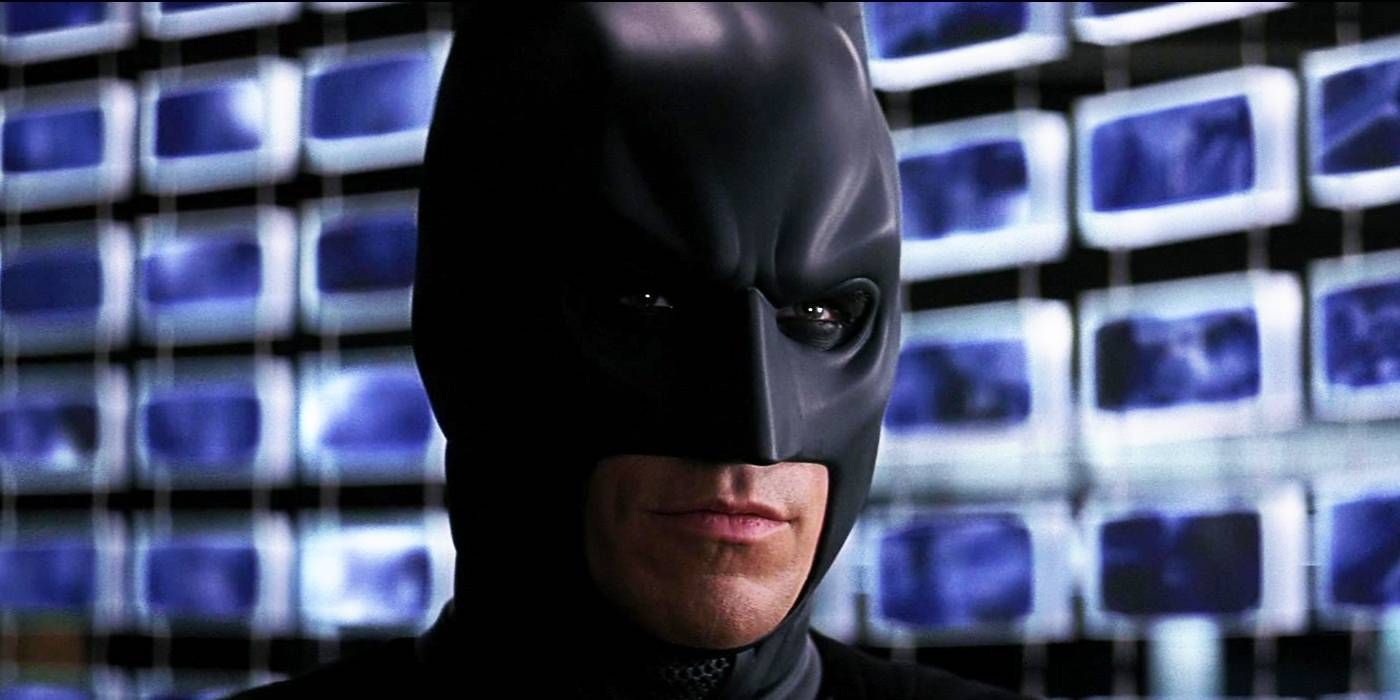 Batman frente a sus monitores sónicos en The Dark Knight